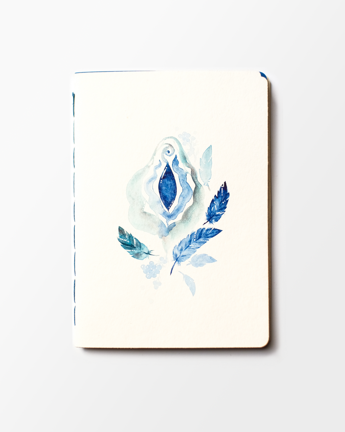 Tagebuch mit blau-türkisfarbener Aquarell-Vulva auf dem Cover