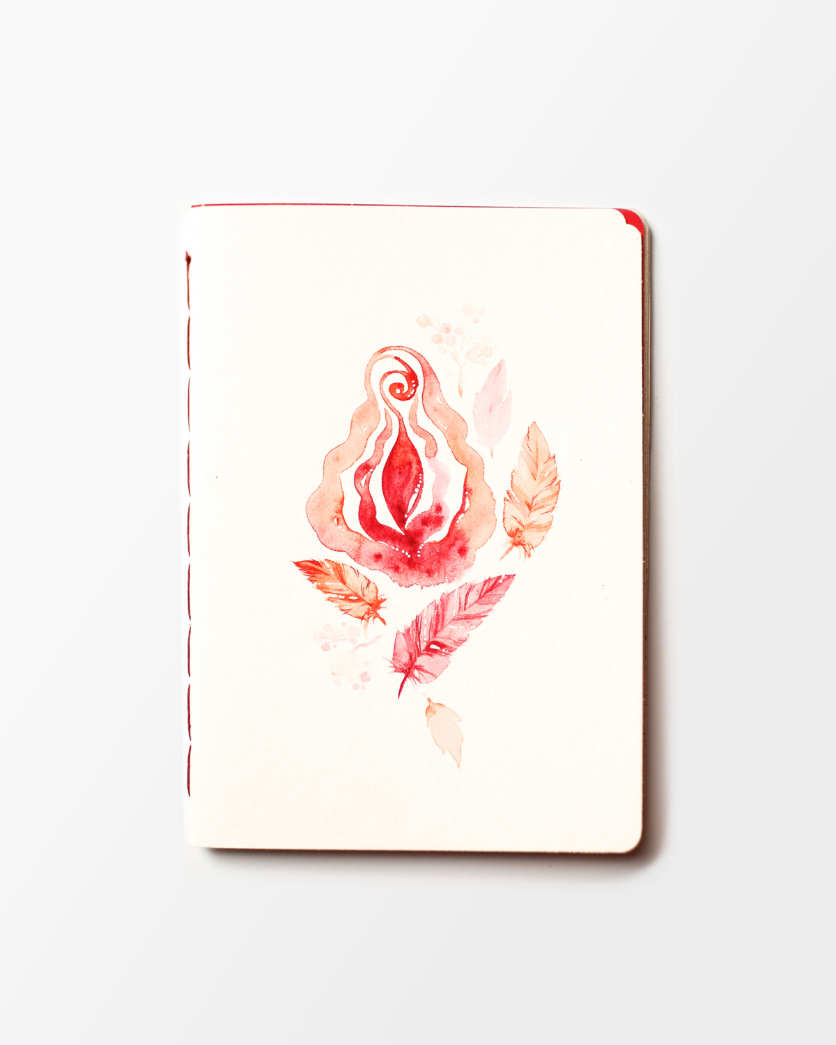 Tagebuch mit rot-orangener Aquarell-Vulva auf dem Cover