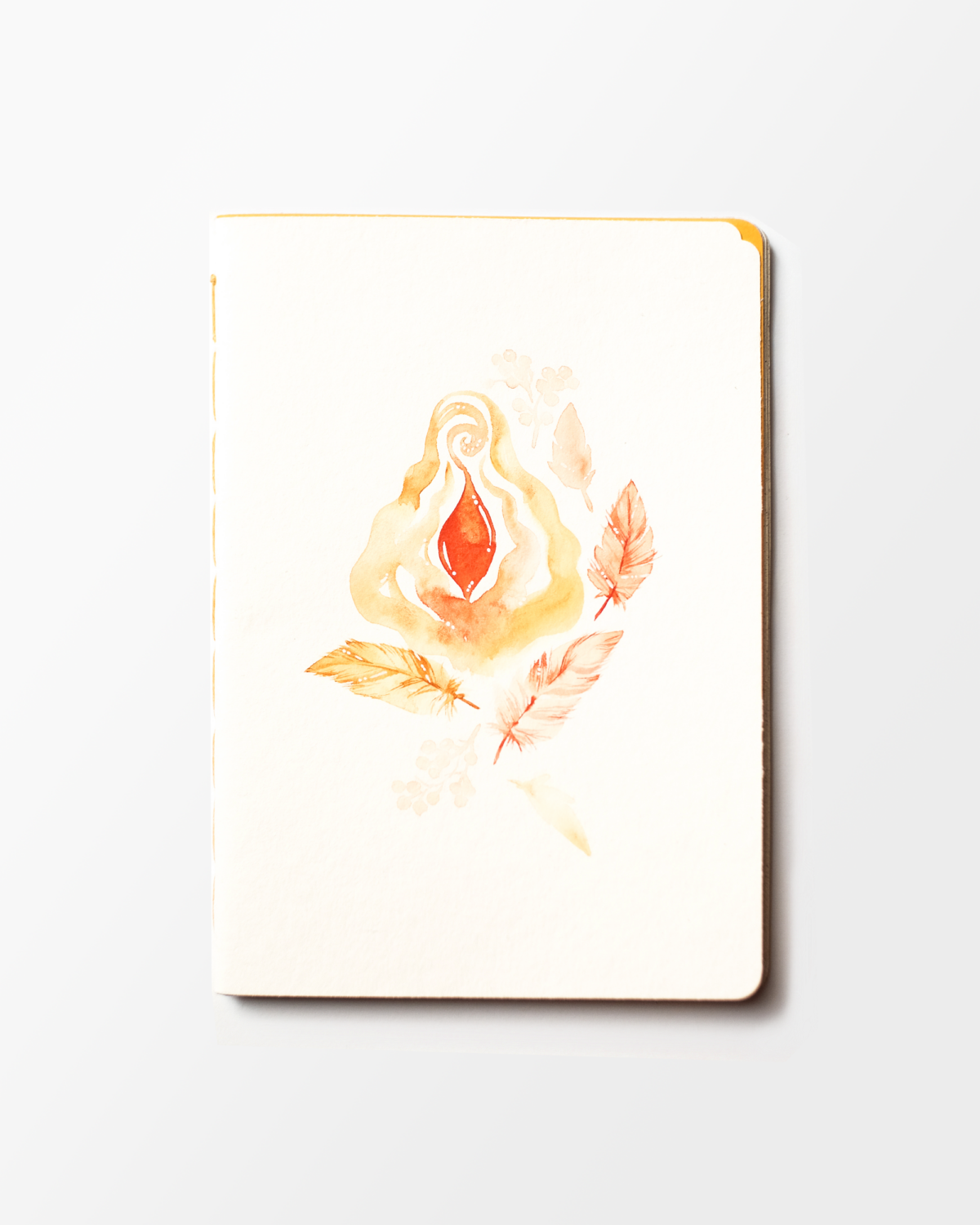 Tagebuch mit gelb-orangener Aquarell-Vulva auf dem Cover